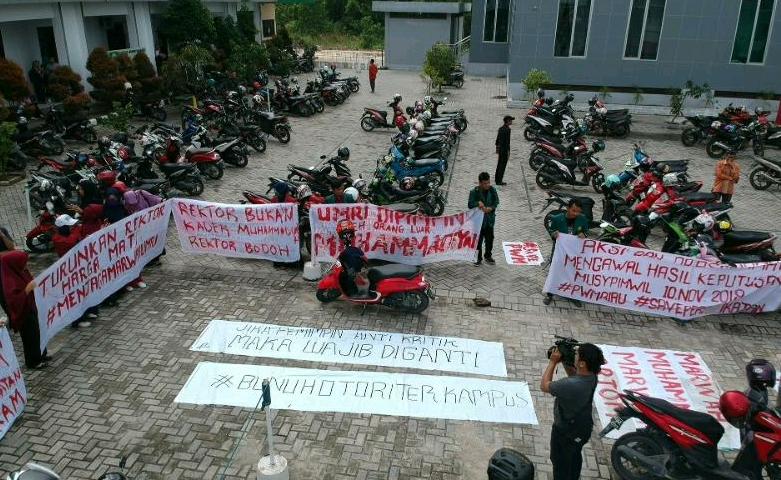 Aksi Damai Angkatan Muda Muhammadiyah Tuntut Turunkan Rektor UMRI