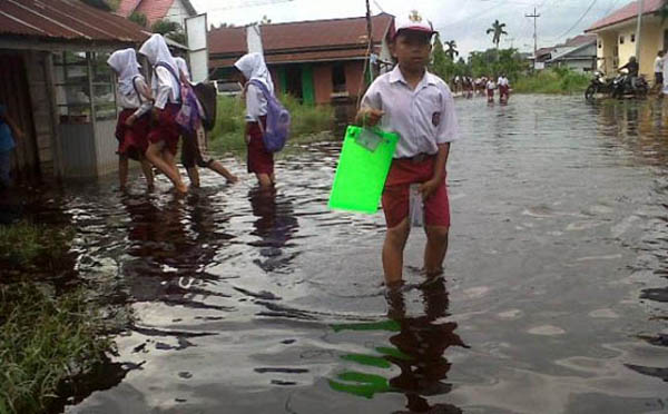 Banjir Rob Rendam Sekolah dan Pertokoan di Dumai