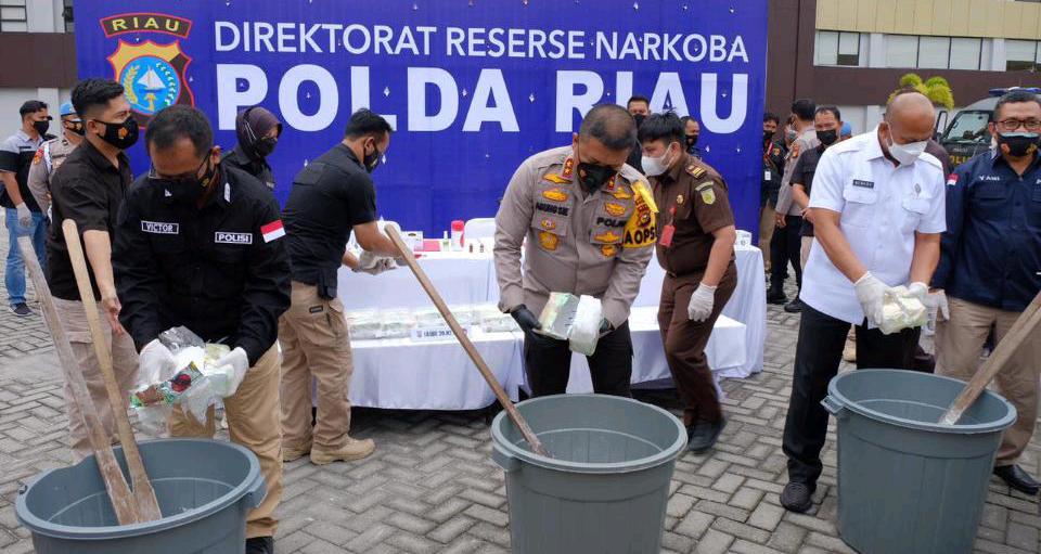 Kapolda Riau Release Penangkapan Narkoba Jenis Cair dan Musnahkan 20 KH Sabu