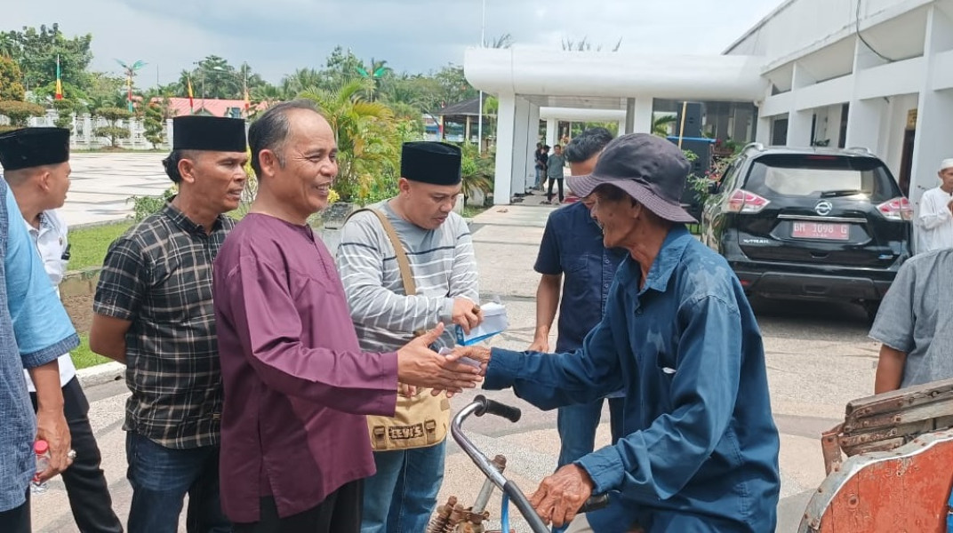 Tukang Becak Berduyun-duyun Datang ke Kediaman Pj Bupati Inhil