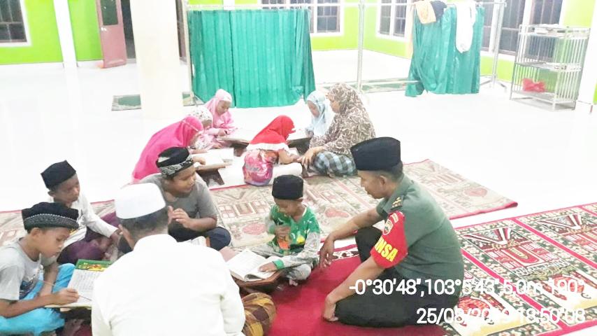 Berpakaian Dinas, Koramil 02/Tanah Merah Ajarkan Anak Warga Baca Al-Qur'an