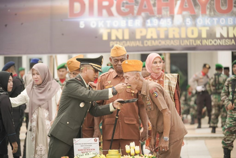 Dihadiri Bupati, Dandim 0321/Rohil Jadi Inspektur Upacara HUT TNI ke-78