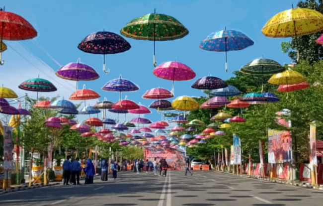 Payung Warna Warni Hiasi Kota Bagansiapiapi