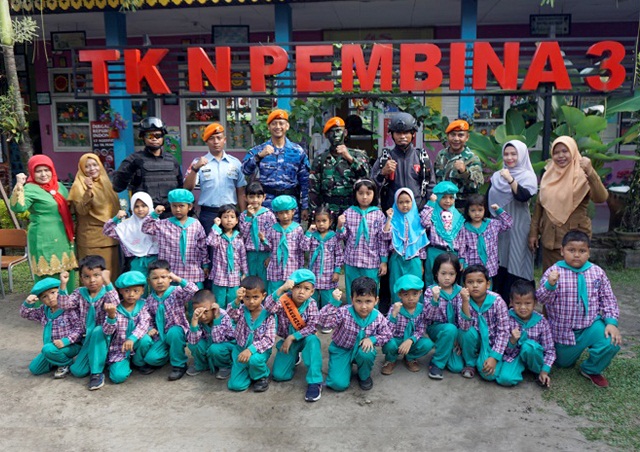 Berikan Pemahaman Profesi TNI, Yonko 462 Paskhas Sambangi TK Pembina 3
