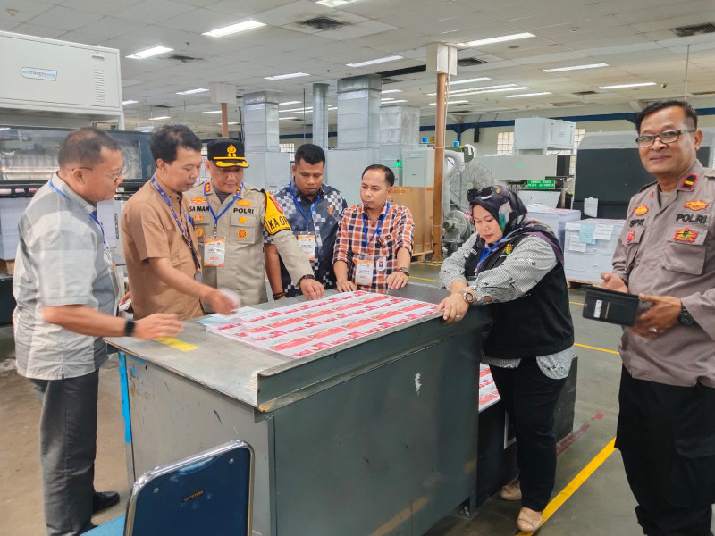 Bawaslu Rohil Awasi Pengadaan dan Pendistribusian Logistik Surat Suara Pemilihan Tahun 2024 di PT GRAMEDIA