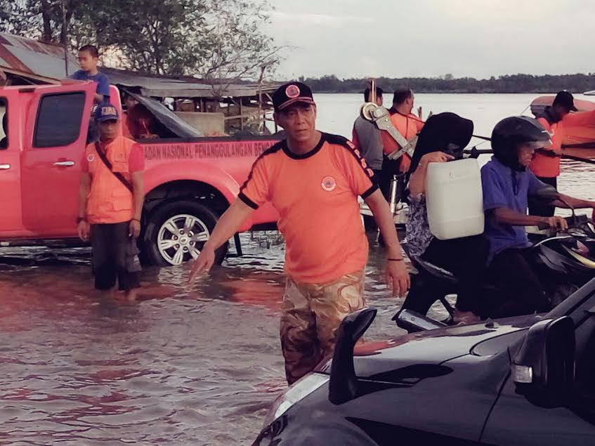 Mengantisipasi Kemacetan Akibat Tinggi Air 40 Cm, BPBD Inhil Kerahkan Tim TRC