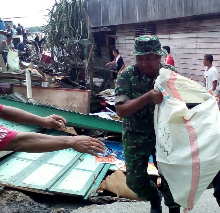 Tanah Longsor, Lihat Apa yang Dilakukan Babinsa Ini di Tengah-tengah Reruntuhan