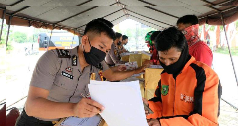 Gandeng Relawan, Polda Riau Salurkan Bantuan kepada Terdampak Covid-19