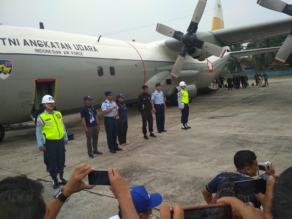 TNI AU Sukses Antarkan Api Obor Asian Games 2018 di Lanud Rsn