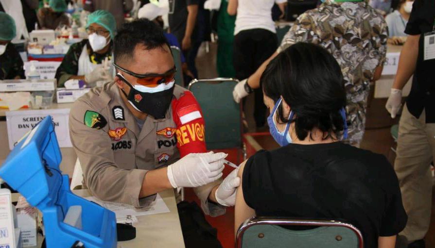 Panglima TNI dan Kapolri Tinjau Vaksinasi di Pesantren Minhaajurrosyidiin Jaktim