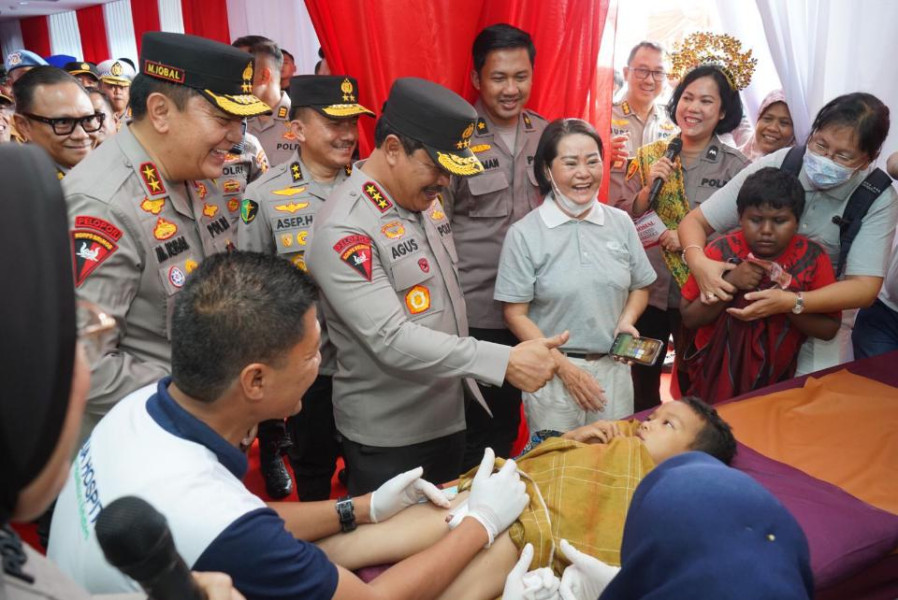 Wakapolri Bersama Kapolda Riau Bedah Rumah dan Bagikan 10.000 Sembako