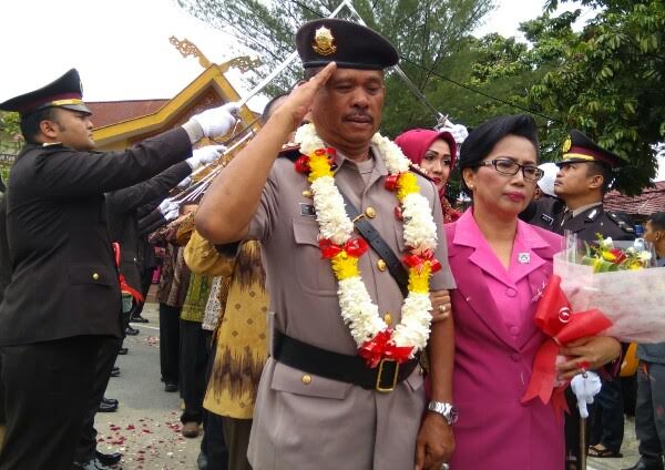 211 Personil Polda Riau Masuki Masa Pensiun Diwarnai Tradisi Pedang Pora