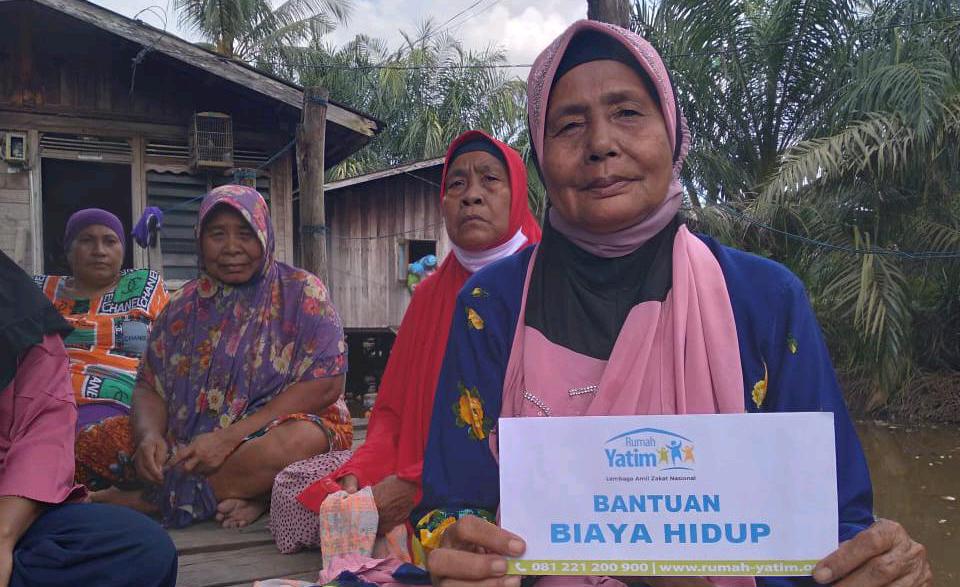 11 Lansia Dhuafa Riau Terima Bantuan Biaya Hidup