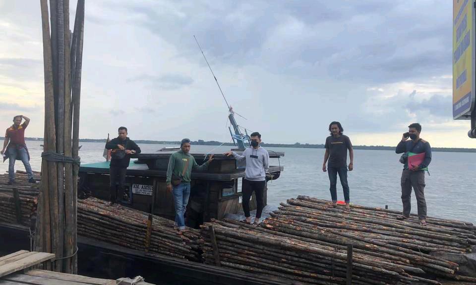 Penangkapan Pelaku Ilog di Perairan Merbau, 3.200 Batang Kayu Bakau Diamankan