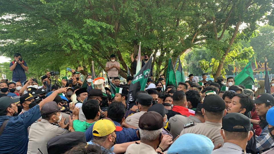 Saling Dorong, Demo HMI di Depan Gedung DPRD Riau Berakhir Ricuh