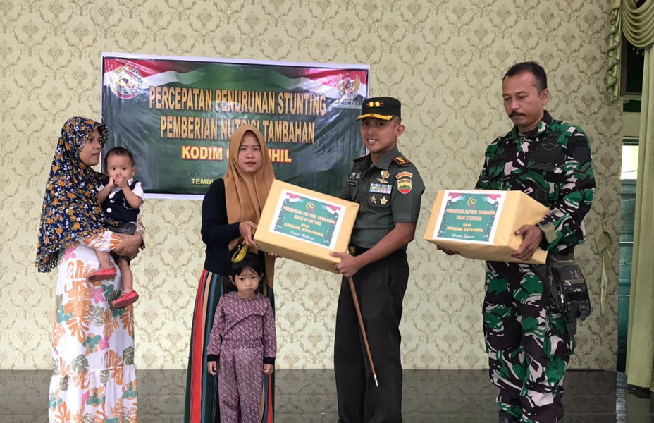 Dandim 0314/Inhil Serahkan Bantuan Sembako kepada Anak Stunting