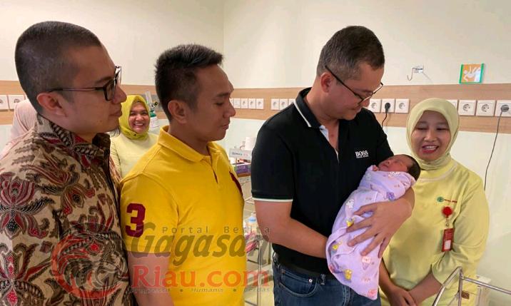 Kapolresta Pekanbaru Besuk Bayi Mungil yang Ditemukan di Warung Lontong