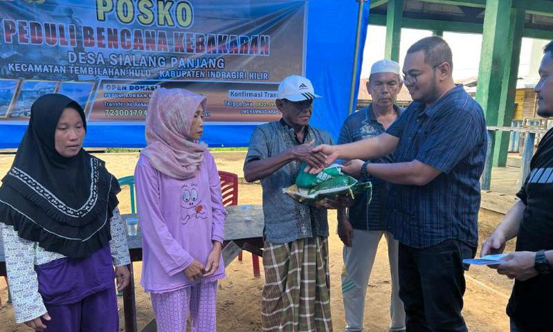 Iwan Taruna Serahkan Bantuan ke Korban Kebakaran Desa Sialang Panjang
