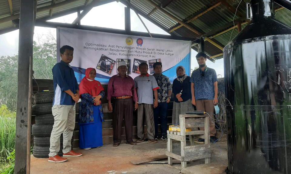 Dosen Fakultas Teknik UMRI Mengabdi Pada Masyarakat, Optimasi Minyak Sereh di Desa Jalau