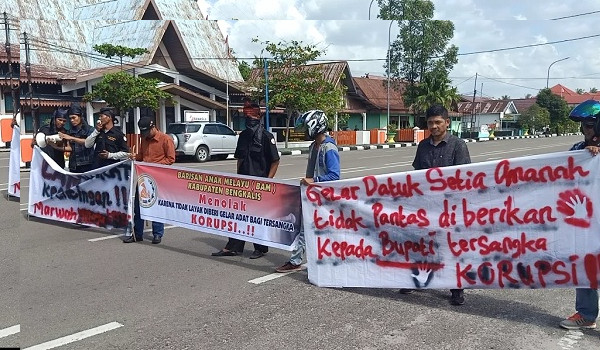 Pemberian Gelar Adat Kepada Amril dan Kasmarni Langgar AD ART LAM Riau