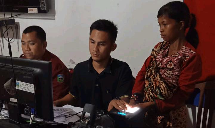 Warga Suku Anak Dalam Berbondong Bersedia Difoto untuk KTP-el