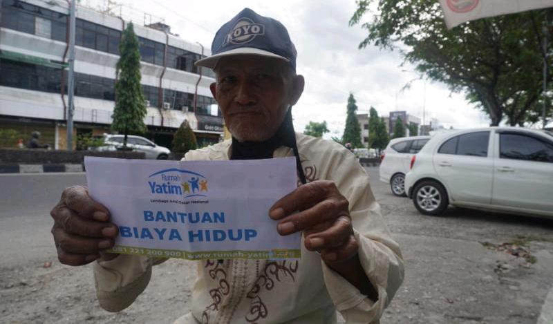 Rumah Yatim Salurkan Bantuan ke Lansia Prasejahtera Pekanbaru