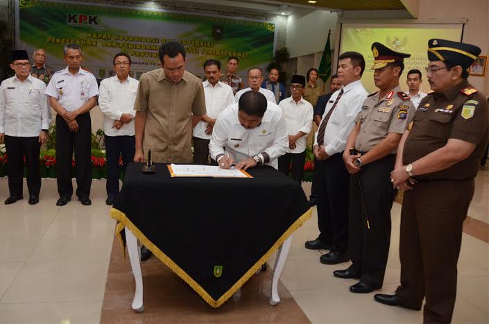 Bupati dan Ketua DPRD Bengkalis Teken 9 Poin Komitmen Dukung Cegah Korupsi