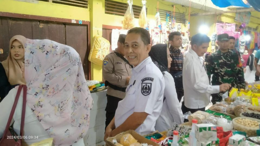 Asisten II Bersama Disperindagsar Rohil Pantau Harga Sembako di Pasar Datuk Rubiah