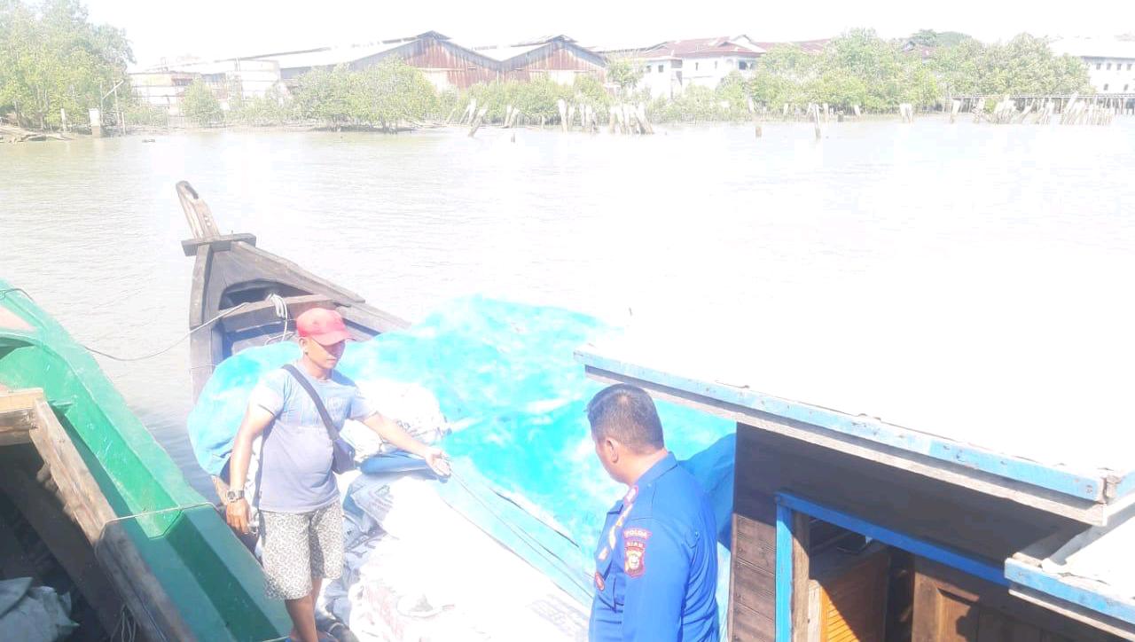 Polairud Polda Riau Cegat Kapal Pengangkut 10 Ton Arang Bakau