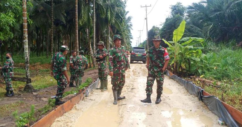 Dansatgas Kodim 0314 Tinjau Langsung Sasaran Fisik TMMD di Sungai Iliran