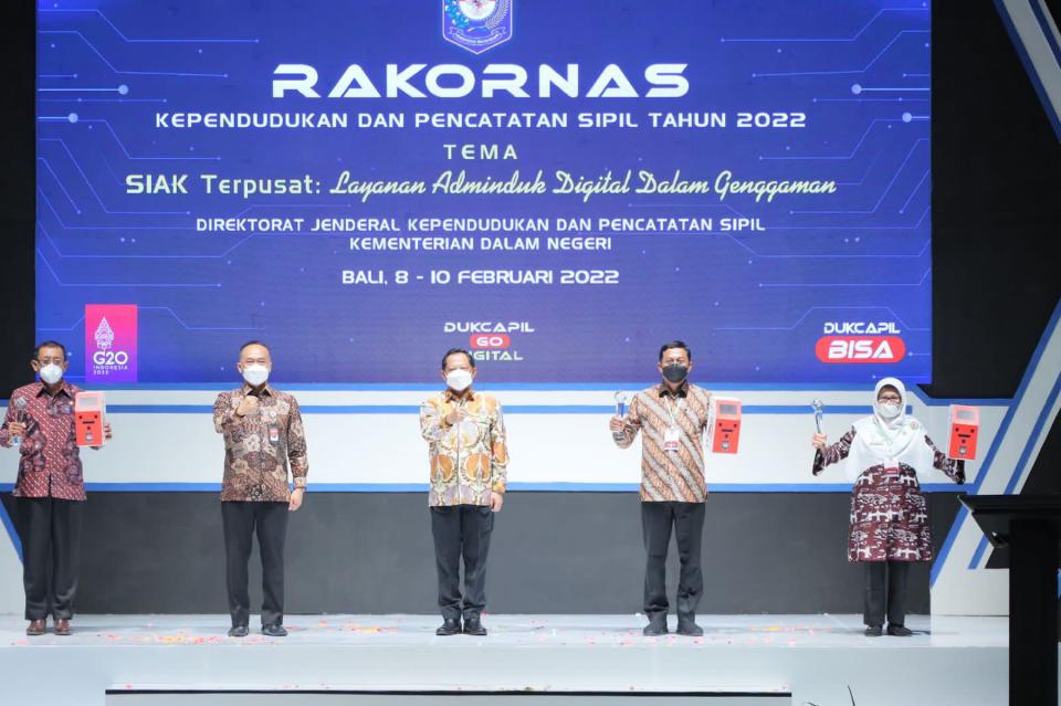 Mendagri Serahkan Penghargaan kepada 9 Kepala Dinas Dukcapil Terbaik