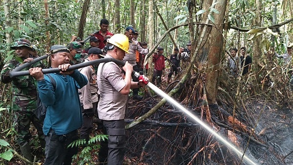 Jenderal Bintang Dua di Riau Ini, Ikut Pikul Selang Padamkan Karhutla di Pulau Rupat