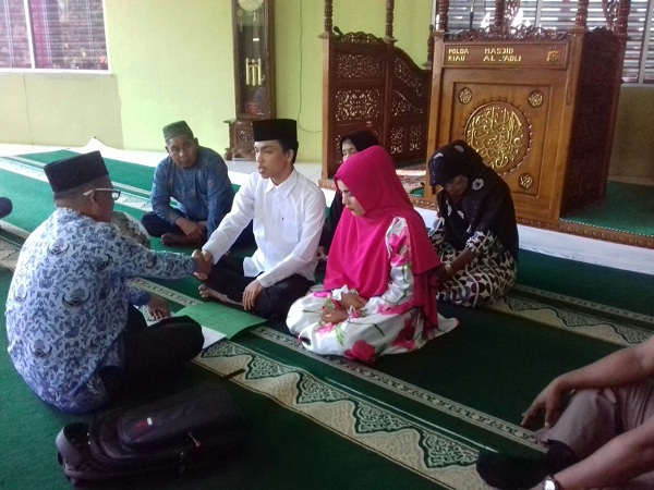 Tahanan Narkoba Lakukan Prosesi Pernikahan di Masjid Mapolda Riau