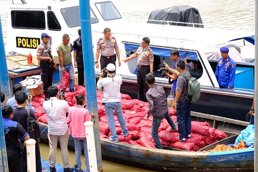 9 Ton Barang Merah Ilegal dari Malaysia Disita Polda Riau