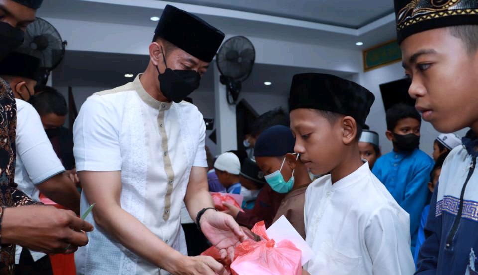Kapolres Inhil Ajak Puluhan Yatim-piatu Tarawih