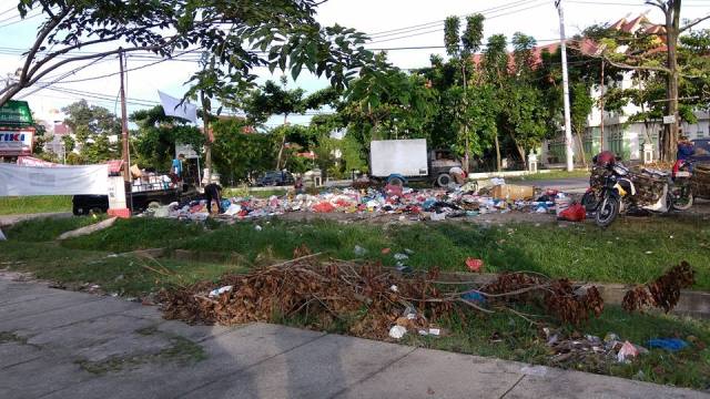 Jelang Ramadhan, Bau Busuk Sampah Yang Menumpuk Jadi Santapan Warga Pekanbaru