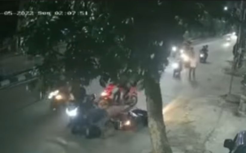Rekaman CCTV Pengeroyokan di Jalan Raya Kota Pekanbaru