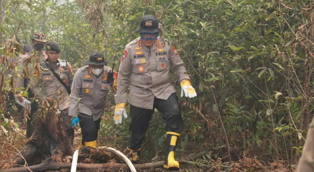 Kapolda Riau Turun Langsung Padamkan Api Karhutla di Perbatasan Dumai-Bengkalis
