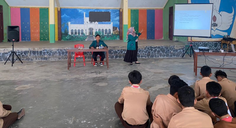 Berantas Buta Obat, Mahasiswa KKN 62 UM Riau Sosialisasikan DAGUSIBU di SMAN 1 Lubuk Dalam