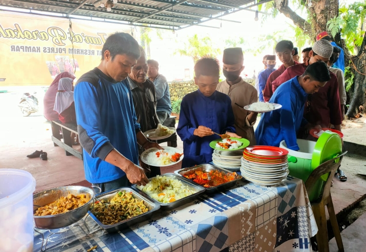 Satreskrim Polres Kampar Teruskan Program Jumat Barokah, Makan Siang Gratis Untuk Dhuafa