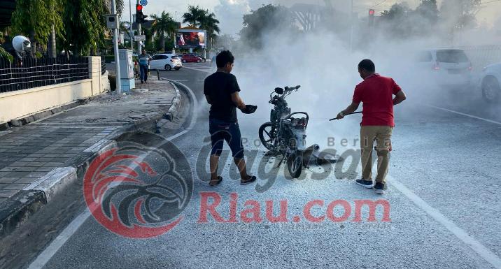 Knalpot Putus, Sepeda Motor di Pekanbaru Terbakar Hebat di Jalan Sudirman
