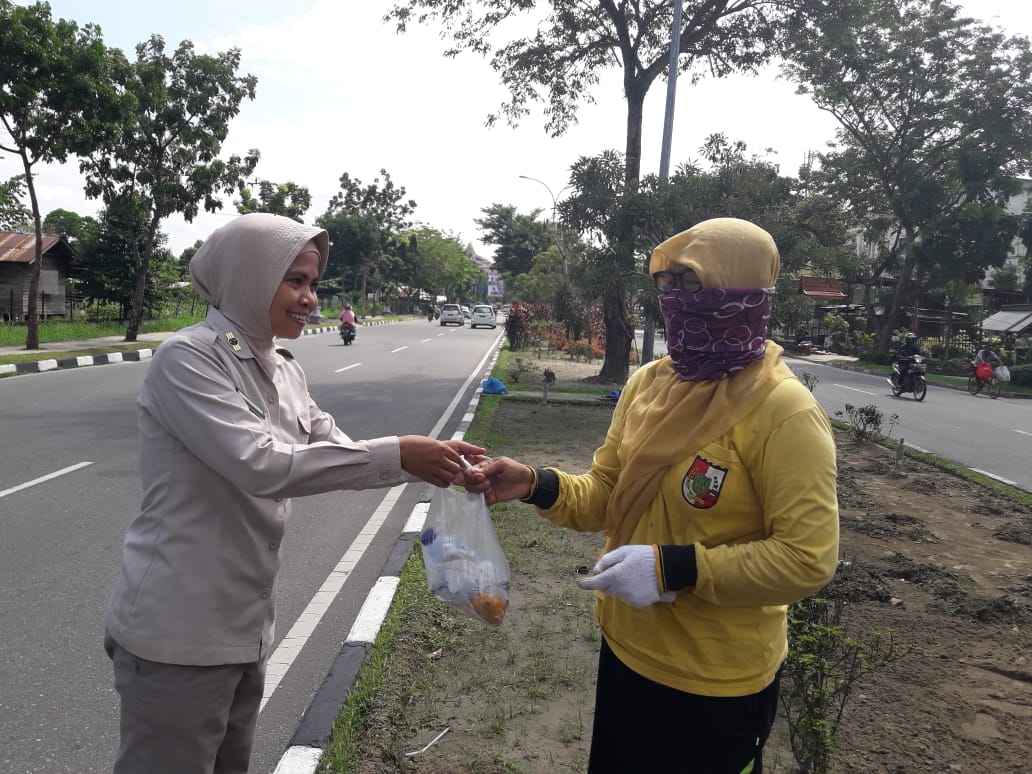 Petugas Sapu Jalan Dapat Rezeki dari Tim JB Polresta Pekanbaru