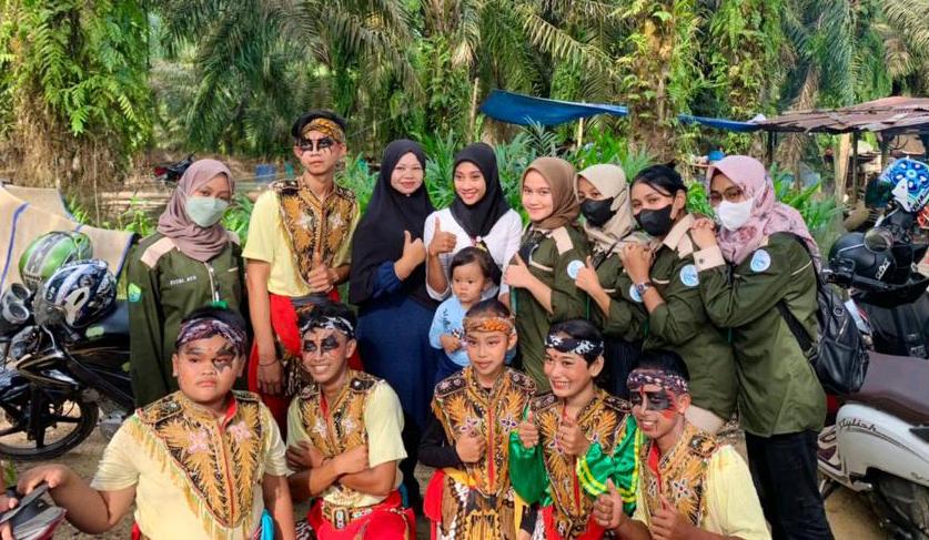 Tim KUKERTA UNRI Ikut Serta Lestarikan Kuda Lumping di Desa Kusau Makmur