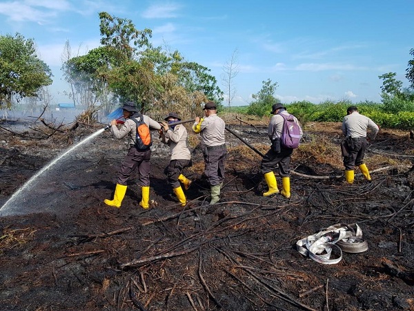 Kapolda Riau Keren, Bagi Personil dan Relawan Mampu Tekan Karhutla Diganjarnya Pin Emas