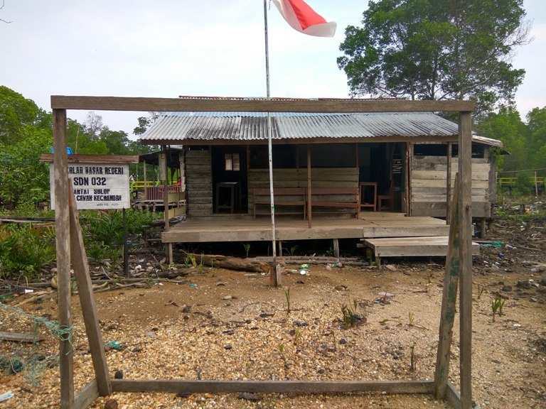 KDDI: Pelajar Pantai Solop Sekolah di Gubuk Pemkab Harusnya Malu