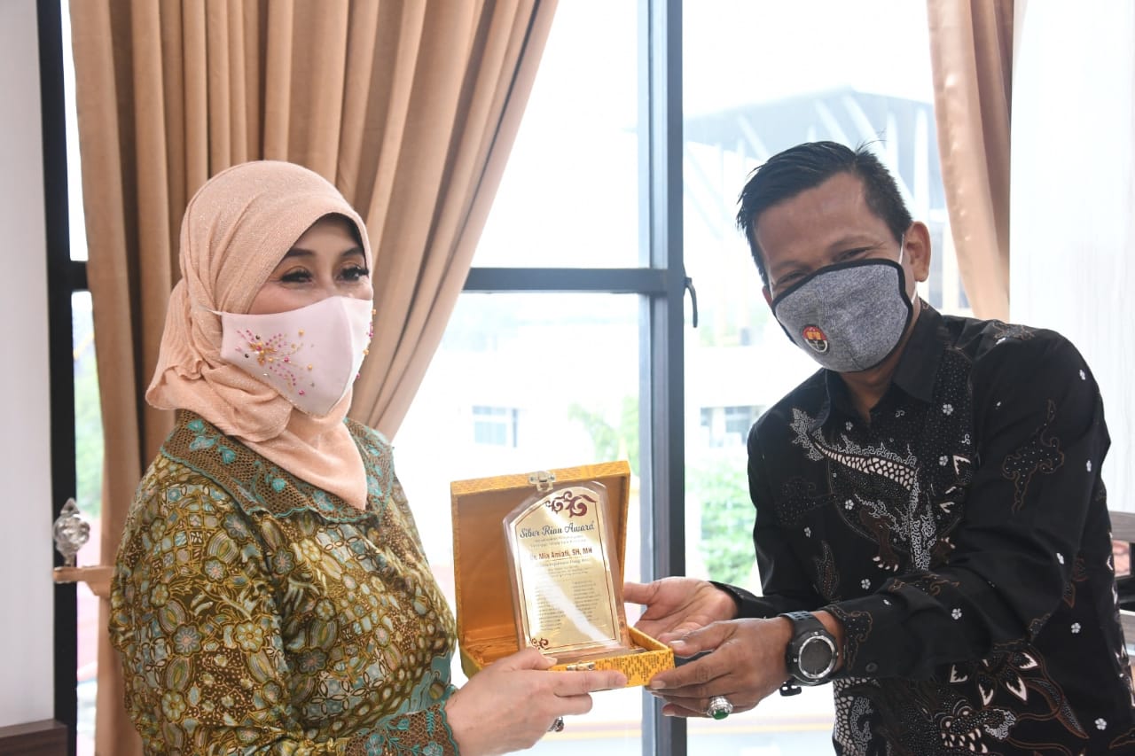 Kejati Riau Dianugerahi Penghargaan Oleh Siber Riau Award