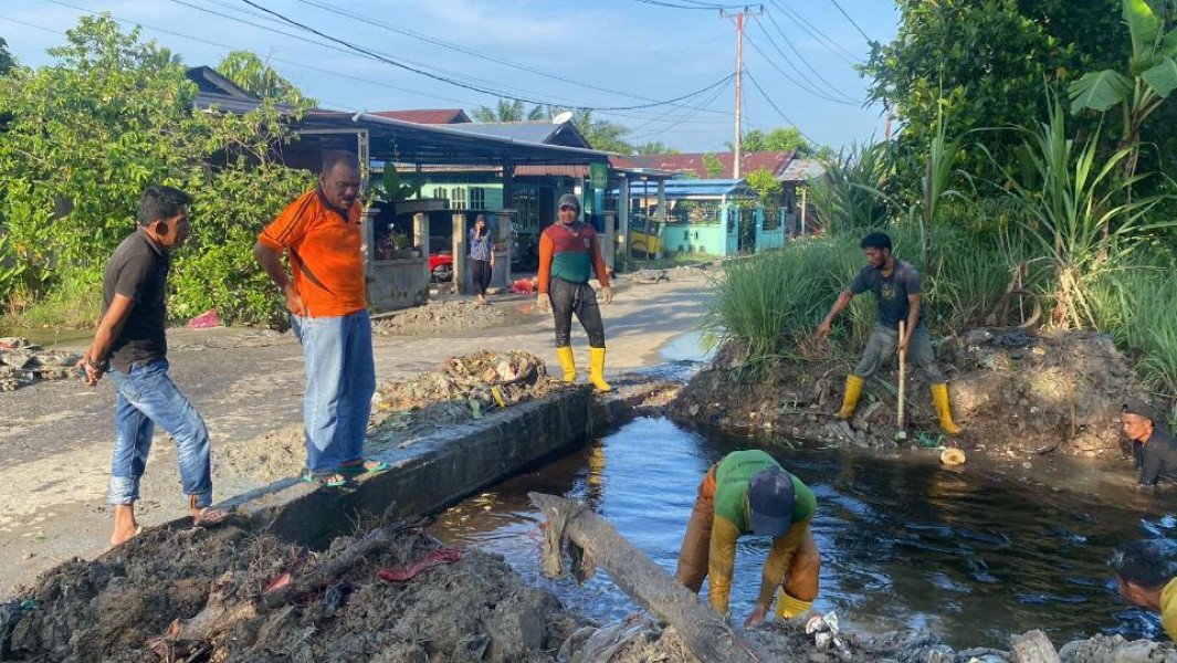 DLH Rohi Tidak Kenal Lelah Tangani Banjir di Wilayah Bangko