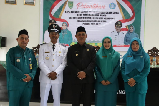 Pj Bupati Inhil Lantik PAW Kepala Desa Kelumpang Dan Ketua Tim Penggerak PKK Desa Periode 2019-2027
