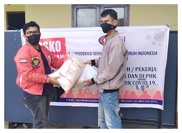 Salurkan Sembako KSBSI Riau, Generasi Muda Pekanbaru Bantu Masyarakat Terdampak COVID-19