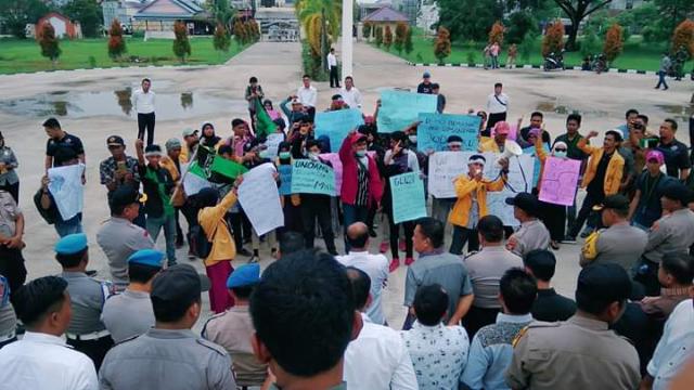 Pasukan TNI Perkuat Pengamanan Demonstrasi di Halaman DPRD Inhil
